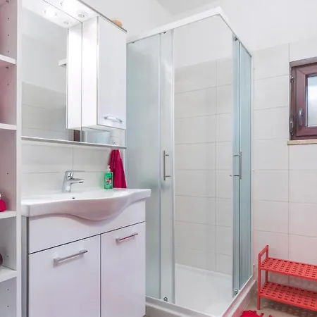 Apartment Natalia 2 Mit Gemeinschaftspool